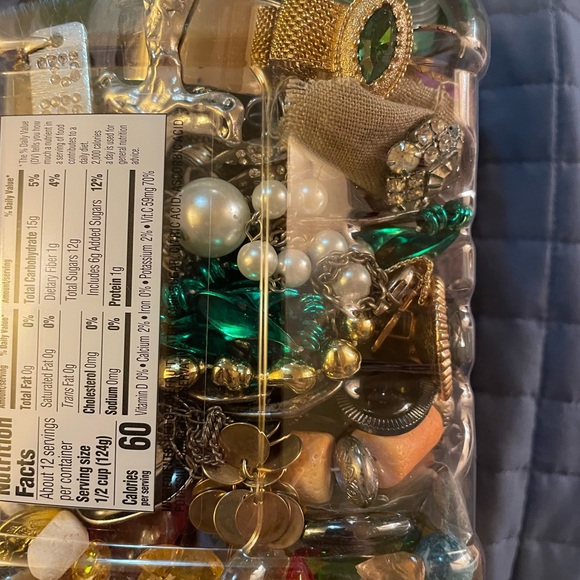 4 lb of crafting jewelry, rings, earrings, stones, gems and broken necklaces. - Picture 4 of 8